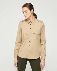 mujer vistiendo blusa beige con pantalones negros