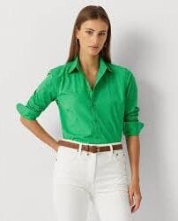 Mujer con camisa verde satinada combinada con pantalón beige, ideal para eventos formales