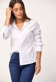 mujer vestida con una blusa blanca y un pantalon oscuro