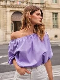 mujer vistiendo una blusa lila de manga corta