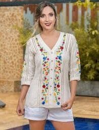 mujer vestida con una de las blusas bordadas mas bonitas