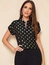 mujer vistiendo una camisa de lunares negra