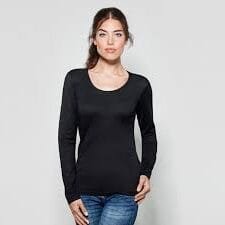 Una Mujer vistiendo una Camiseta de Manga Larga en negro