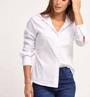 mujer vistiendo una camiseta de algodón