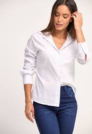 mujer vistiendo una camiseta de algodón